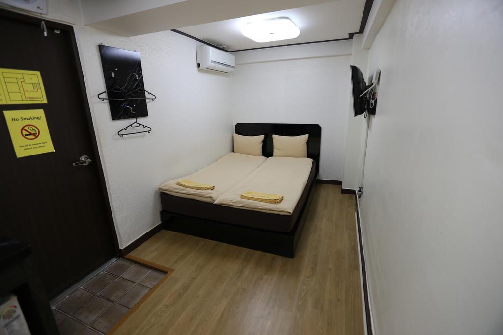 Chocolate Tree Sinchon Seoul Exterior photo