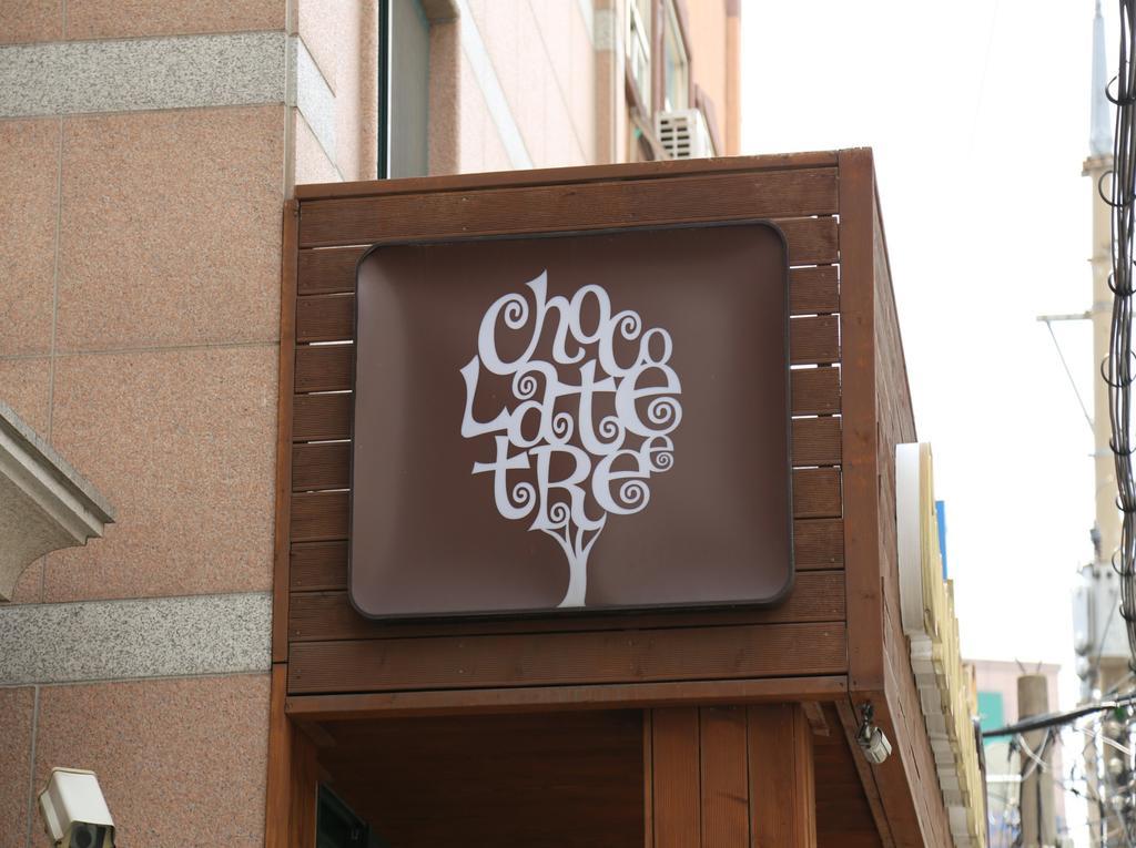 Chocolate Tree Sinchon Seoul Exterior photo